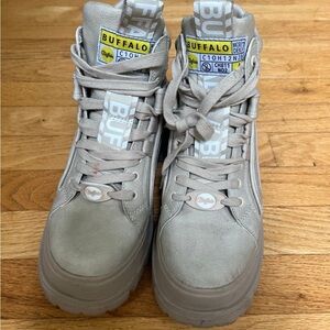 BUFFALO ASPHA MID Taupe boots lugged platform size 8.5